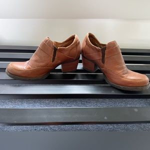 NWOT Born Nyssa leather bootie stacked heel 8.5